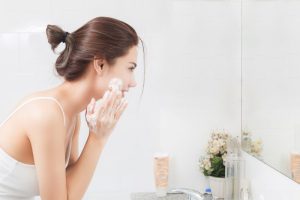 Gesichtsreinigung in 3 Schritten. Was können Sie tun, um schöne Gesichtshaut zu bekommen?